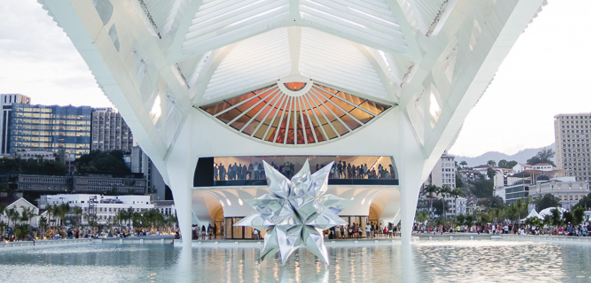 Foto do espelho d'água com a estrela do Museu do Amanhã de dia